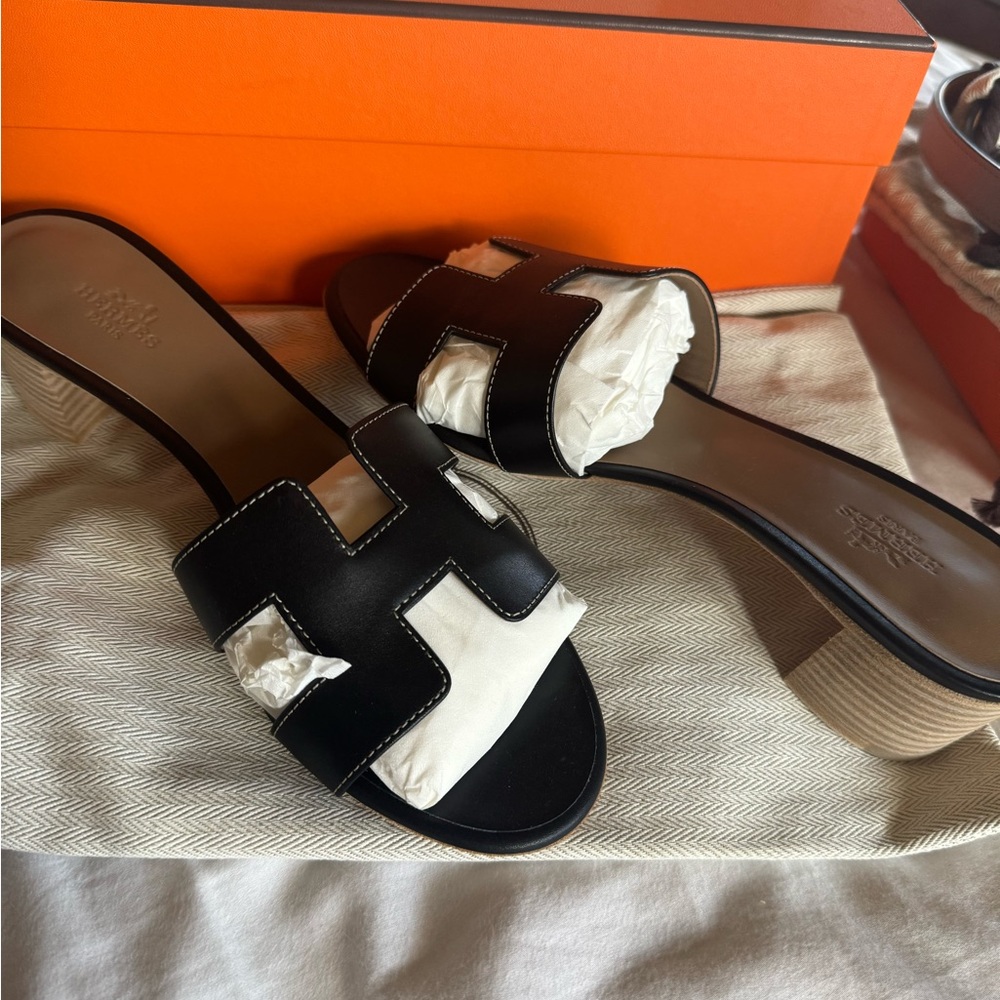 Hermes Oasis Sandals size 38. Black color. Never been used just tried on.